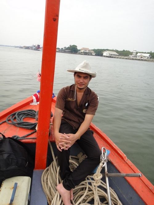 เรือมาแล้วโดดลงเรือไปเก๊กหล่ออีก :grin: