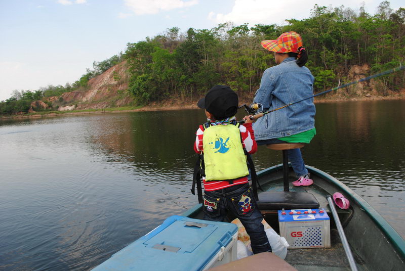 กัดไม่กัด สองแม่ลูกไม่สนใจ ตีอย่างเดียว