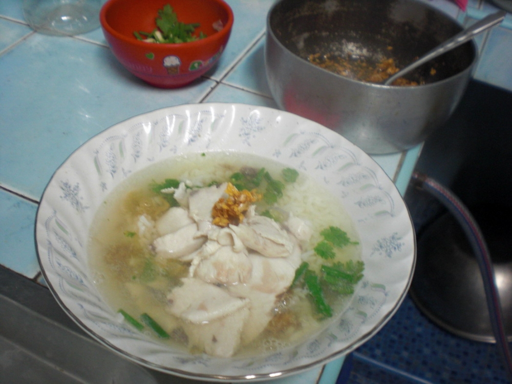 สำหรับตอนเช้าๆ แบบนี้   ไม่มีอะไรดีไปกว่า  การกินอาหารร้อนๆ  ไม่มีรสจัดใดๆ ให้ระคายเคือง ลำไส้....
