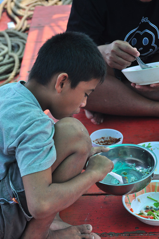 กับข้าวฝีมือเพื่อนเลิฟเสร็จ ก็ล้อมวงกันเข้ามา  :grin: