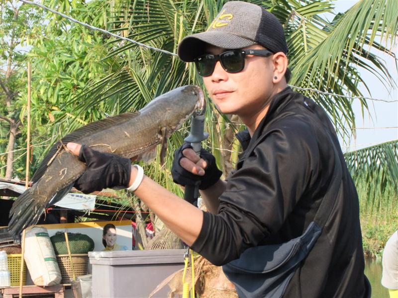 [b]อ้าว เพ่ โพสท่าผมไมอ่ะ เค้าไม่ยอมน