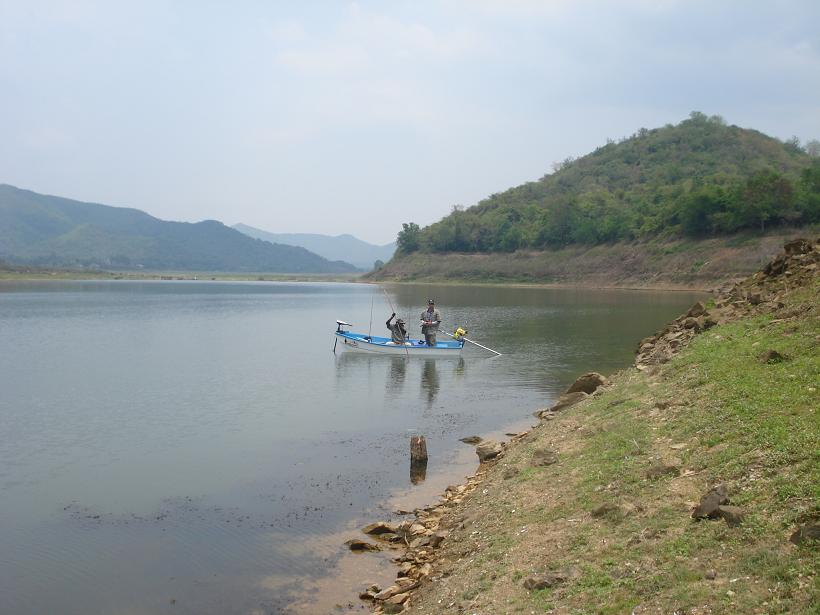 รีบเดินวนมารอบเกาะ เจอสองคนบนเรือท