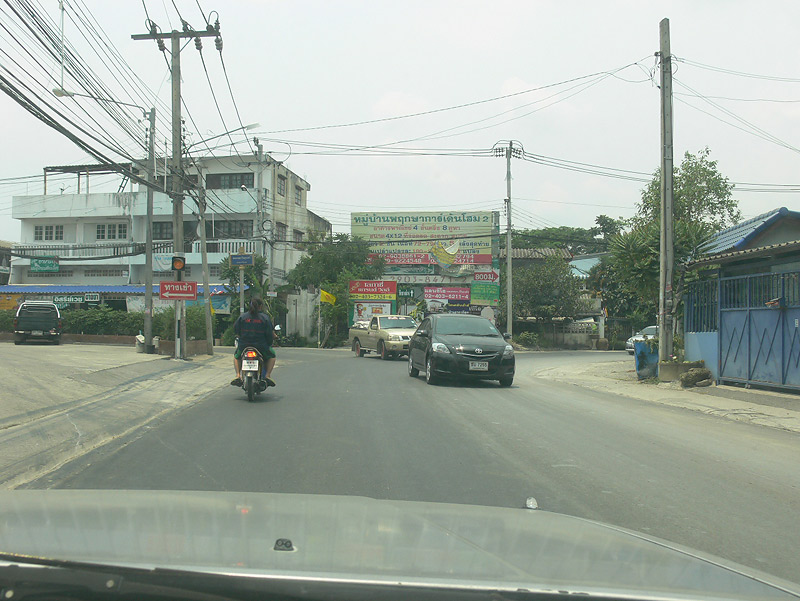 ตรงตามทางไปเรื่อยๆ เจอสามแยกแรกให้เลี้ยวขวา...... :grin: