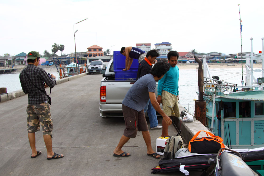 มาถึงท่าเรืออ่าวน้อย 4 โมงเย็น รีบขนของ ผมถ่ายรูป................ไม่เหนื่อย :grin: :grin: