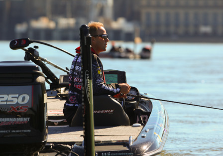 Aaron Martens ปล่อยเรือไหลไปตามน้ำแล้วนั่ง