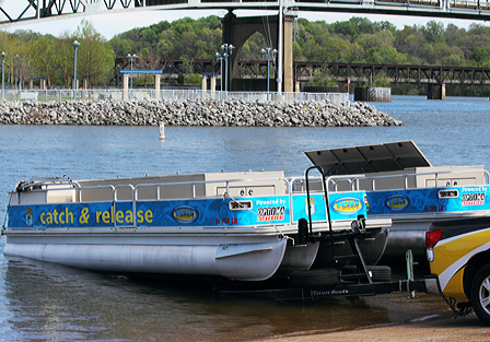 เรือโปรโมท Catch & Release ของ B.A.S.S. กำลังถอยลงน