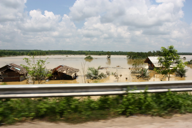 น้ำเต็มไปหมดทุกๆที่ บ้านเรือนข้าวของเสียหายเกือบทั้งหมด