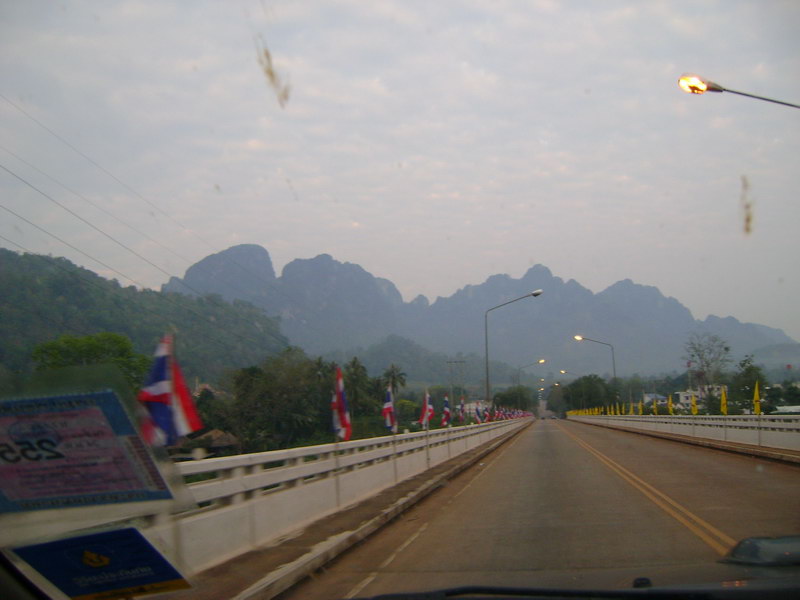  [b]เดินทางถึงทองผาภูมิเช้าวันสุกร์[/b]   :cheer: