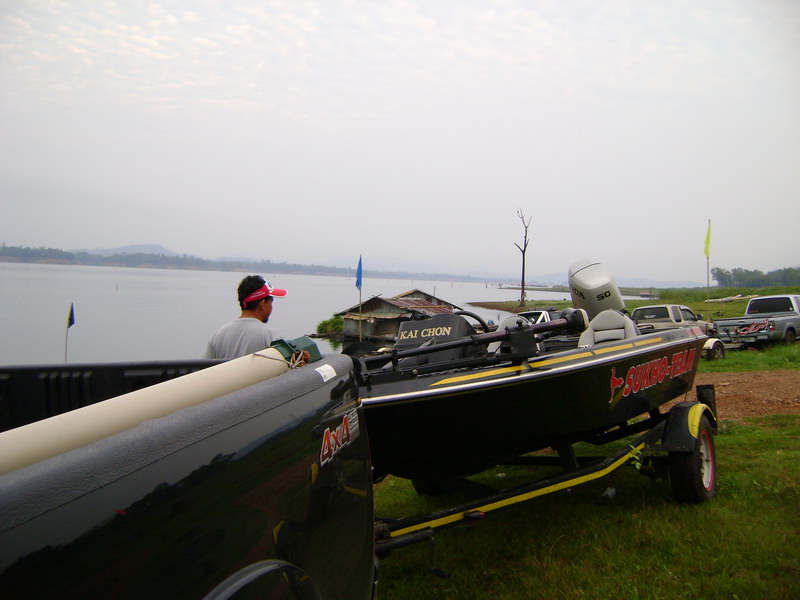  [b]เตรียมเอาเรือลงน้ำ วันนี้ตั้งใจจะไปแถวๆ ผาผึ้ง กับ เขาเรดาห์ [/b]  :cheer: