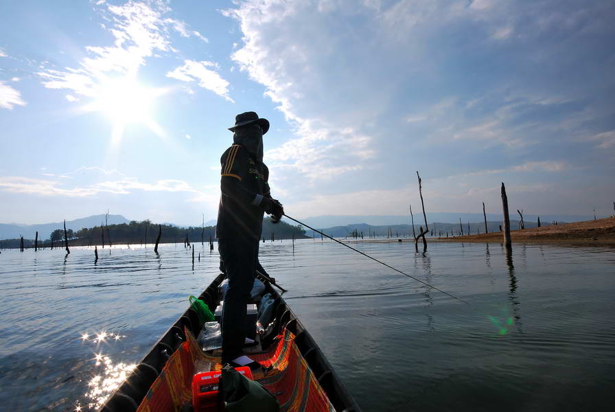 ล่องเรือหาสิ่งที่คาดหวังตามเขื่อนของน้าเนตร.....คนชั่งฝันน้าเนตรแกฝันลมๆแร้งๆว่าจะโดนของใหญ่ครับเพรา