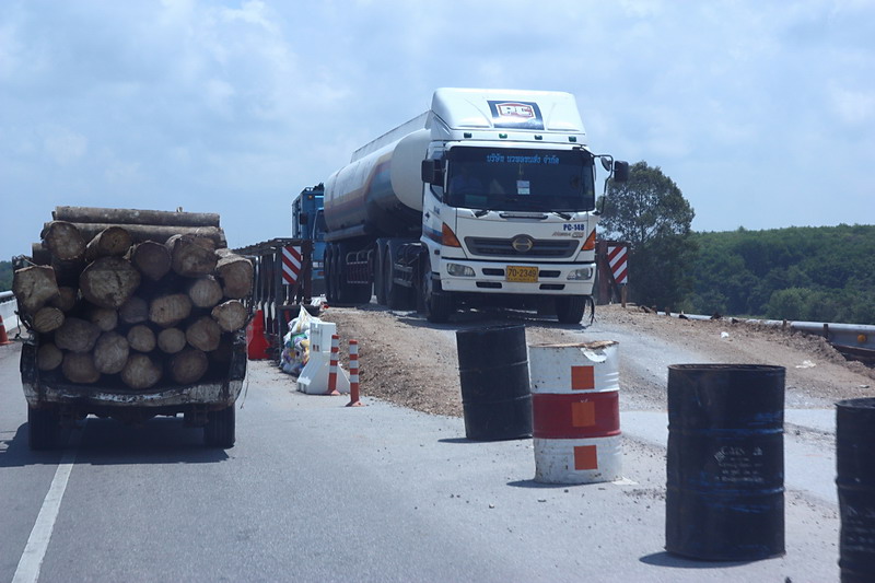 สะพานก็เสียหายอย่างหนัก แต่ก็ซ่อมแซมไปก่อนบางส่วน รถต้องสวนทางกันในบางจุดที่ถนนมีปัญหา