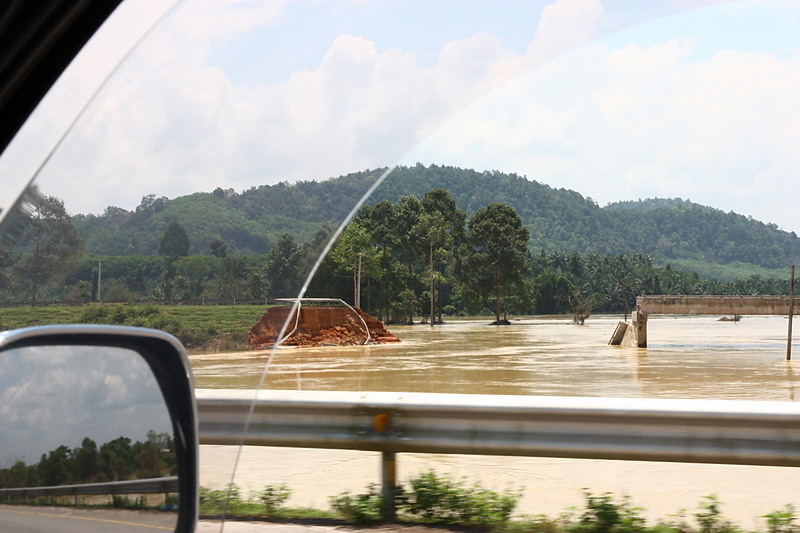 สะพานอีกฝั่งนึงขาดเรียบร้อยไปนานแล้ว ตั้งแต่ตอนที่ฝนตกหนักเมื่อหลายวันก่อน