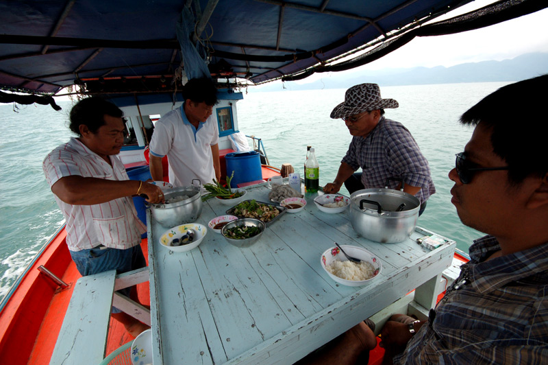 เช้าวันที่  5  เมษา  โมงกว่า  ก็หันหัวเรือเข้าฝั่ง