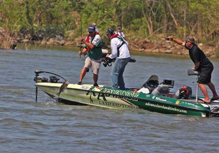ในที่สุดก็มาแล้ว Largemouth ประมาณ 3 ปอนด์