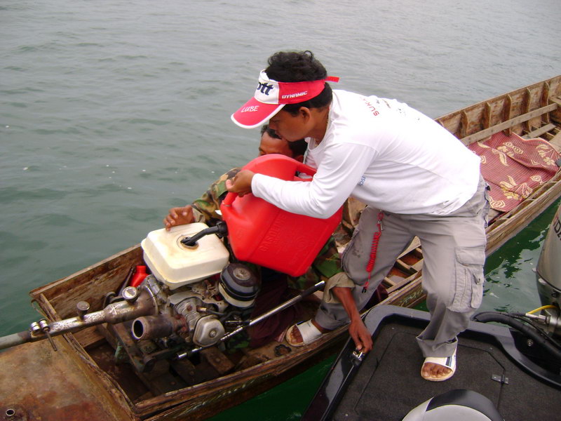  [b]เรือน้าเขาน้ำมันหมดครับ[/b]   :cheer: