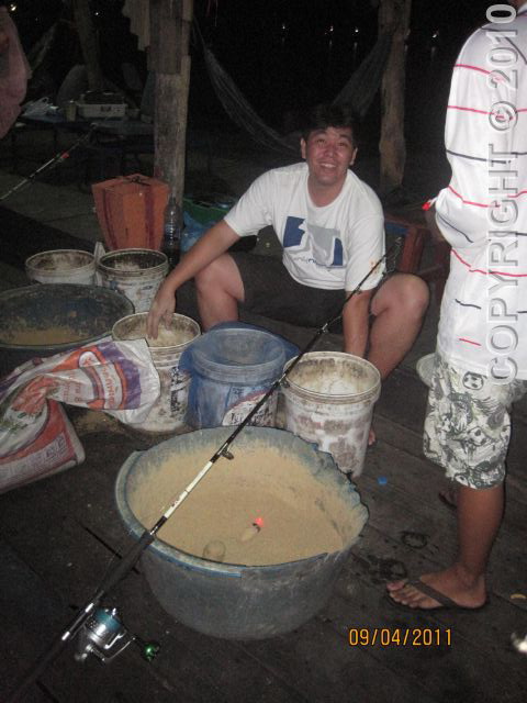 ใครมานั่งร่อนรำให้หว่า  อ้าว น้านพ ม