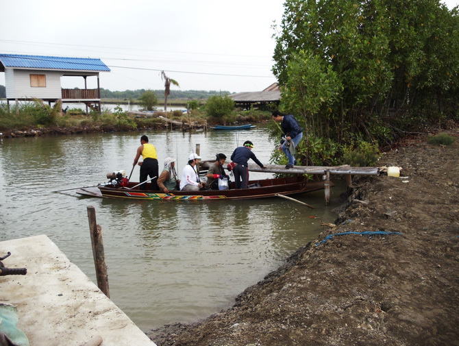 ลงเรือข้ามฝั่งกันก่อนครับ.... :grin: :grin: :cheer: