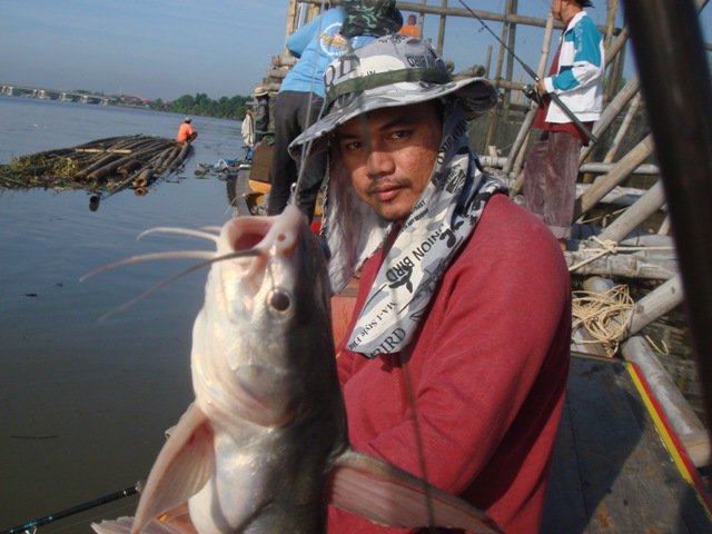 ลองดูว่ามีใครมั่ง :grin: :grin: