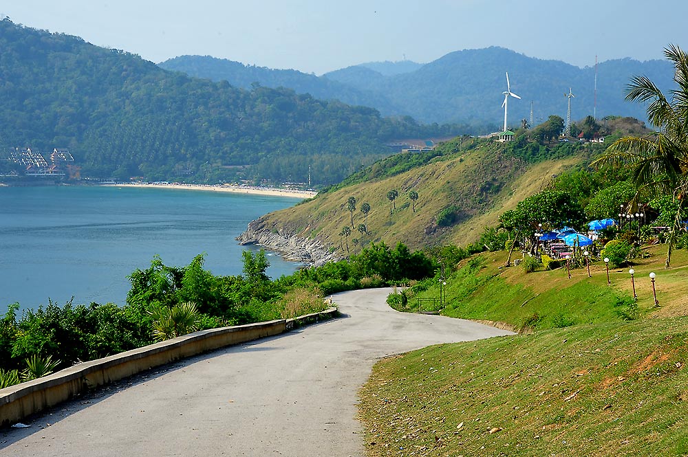  :love: :love: บนแหลมพรมเทพมองเห็นวิวหาดกะตะได้อย่างชัดเจน แต่น่าเสียดายวันนี้ท้องฟ้าไม่ค่อยแจ่มใสคร