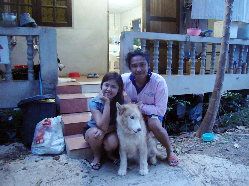 [center][b]ลากันด้วยภาพนี้ค่ะ ถ่ายภาพกับน้าเอ เจ้าของบ้านผู้ใจดีท่านนี้ไว้เป็นที่ระลึกกันหน่อย

ขอ