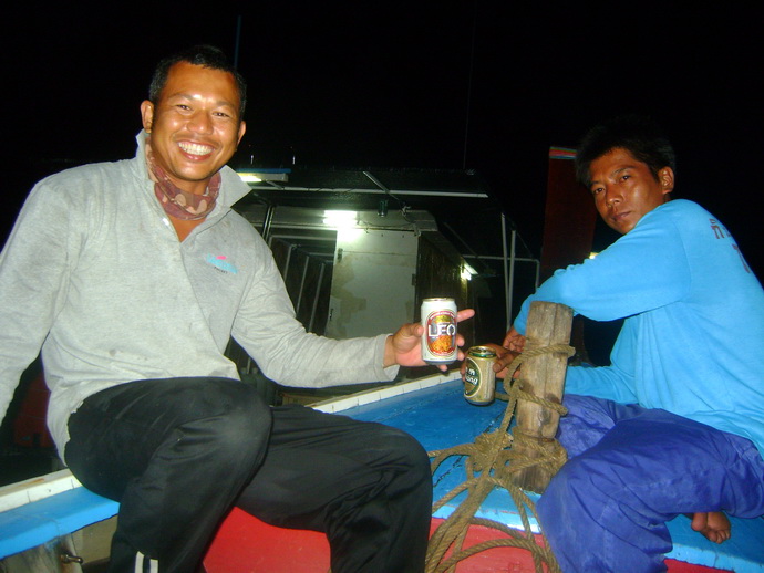 หลังจากเอาเรือพวกเราผูกท้ายเรือ ของไต๋เปิ้ลเสร็จ ก็ ไม่ตกกันแระปลา ดริ้งกันดีกว่า โดดข้ามเรือกันไปมา