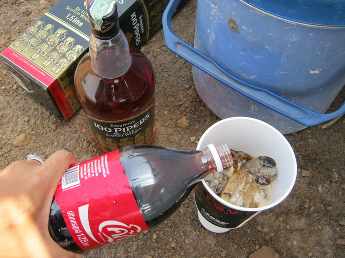  :cheer: :cheer: :cheer:
หาอะไรเย็นๆ ดื่มก่อน ดีกว่า  ช่วงนี้อากาศร้อนๆๆ

 :grin: :grin:
