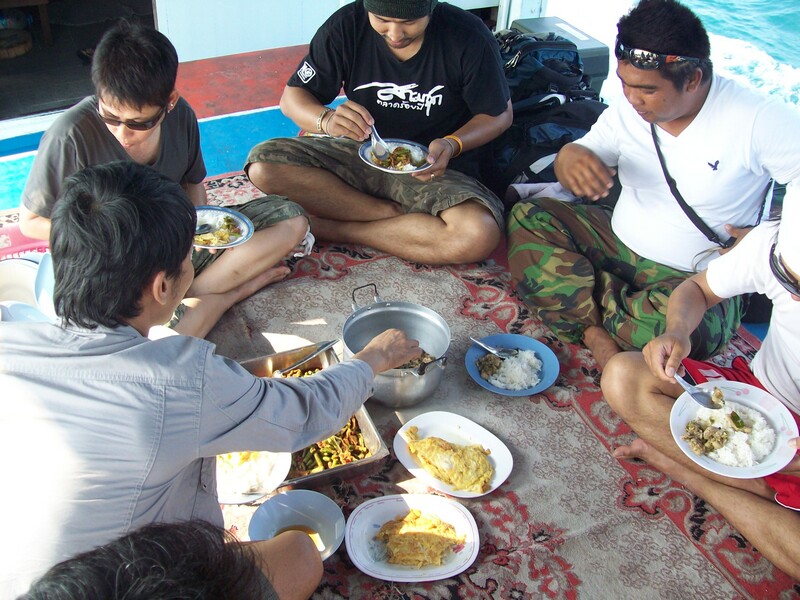 กินข้าวเช้าก่อนพักผ่อนกันครับ  :laughing: :grin: