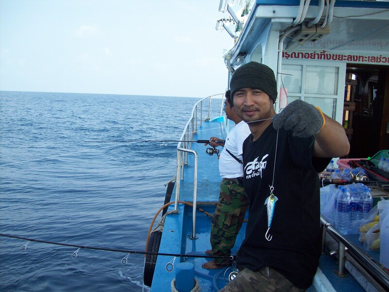 น้าตั้มทดลองเหยื่อตีโต้มอญ  :laughing: :laughing: มันไม่กินครับได้แต่ตามดู  :laughing: :laughing: :g