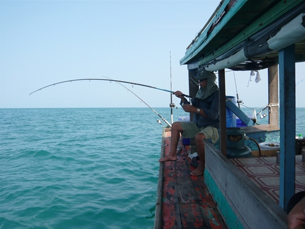 เสี่ยหมูประจำการท้ายเรือ