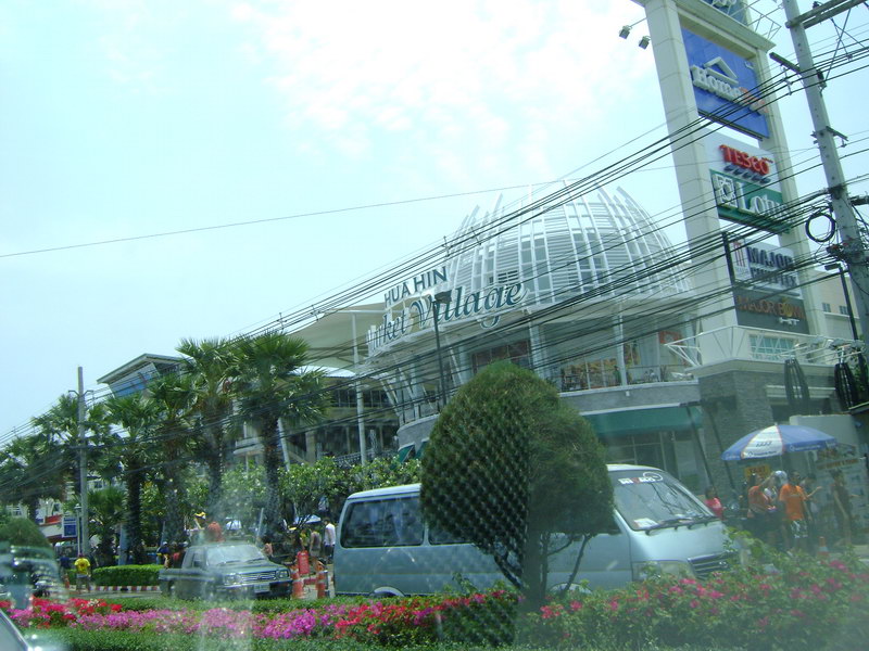 Huahin Village Market ถึงแล้วครับสถานที่จัดงานให้คนมาเล่นน้ำร่วมกัน   :cheer: