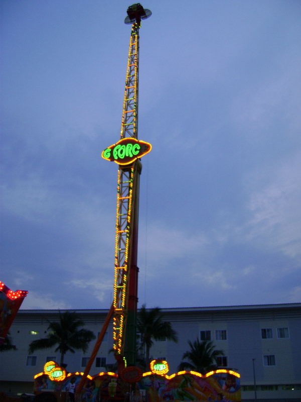 เครื่อง G Force น่าจะเสียวที่สุดในงานนี้  :cool: