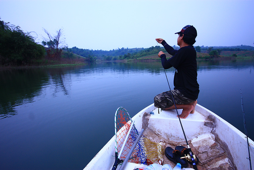 ลงเรือ แล้ว ตี แล้วสายขาดอีก  สงสัย ล้างสาย มากไปหน่อยมั้ง  :laughing: :laughing: :laughing:
