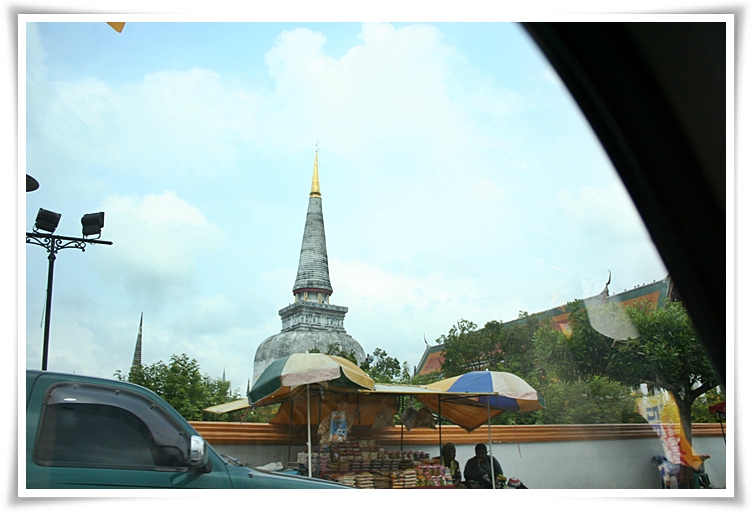 นัดเจอกับโกเชนที่หน้าสนามกีฬากลางของจังหวัดผ่านวัดพระธาตุ วัดดังของจ.นครศรีฯ นักท่องเที่ยวแวะมาสักกา