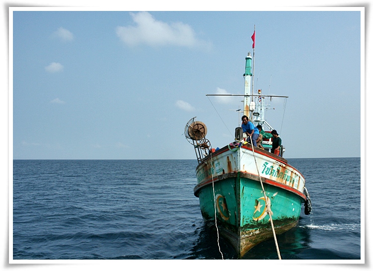 ลุงช้างวิทยุแจ้งเรือพรรคพวกที่เป็นเรืออวนปูมาช่วยแก้ไขกันกลางทะเลใช้เวลาไปพอสมควร  :sad: :grin: