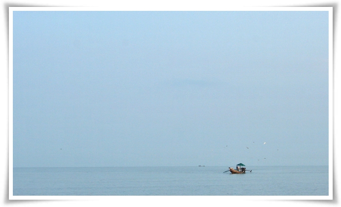 เรือเล็กลำนี้ไม่รู้ว่ากำลังทำอะไร