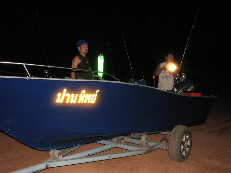 มาถึงท่าลงเรือ น้ารันกับพี่ชายก็ช่วยกันจัดสัมภารก