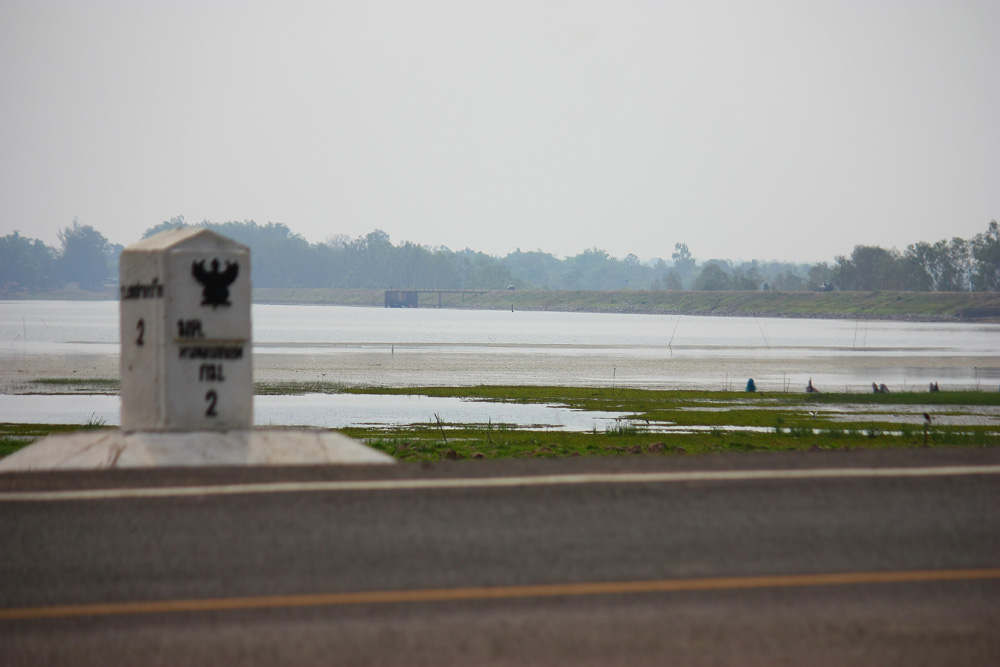 เลยขับอ้อมสันอ่างไปทางทิศตะวันตกก