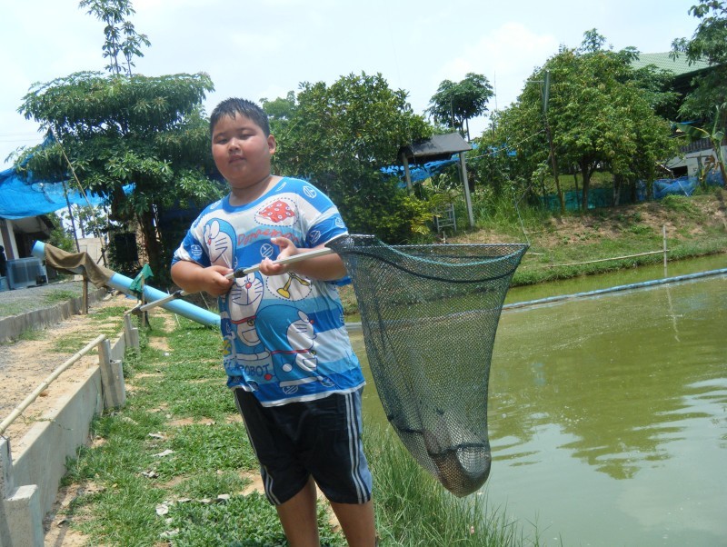 พอดีน้องพีเดินมาตักปลาให้ก็เลยยืมตัวมาเป็นนานแบบ  :laughing: :laughing: