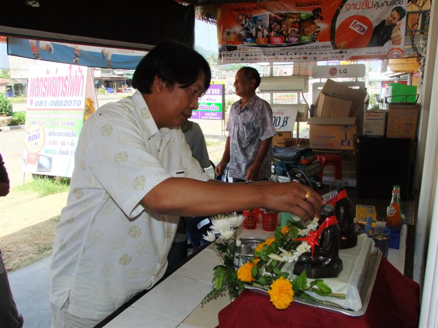 [b]พอหม่ำเสร็จ ทางร้านเค้าจัดเตรียมสถานที่ สงน้ำพระไว้ให้ลูกค้า น้ากบ เลยจัดไป อิอิ[/b]
:grin: :gri