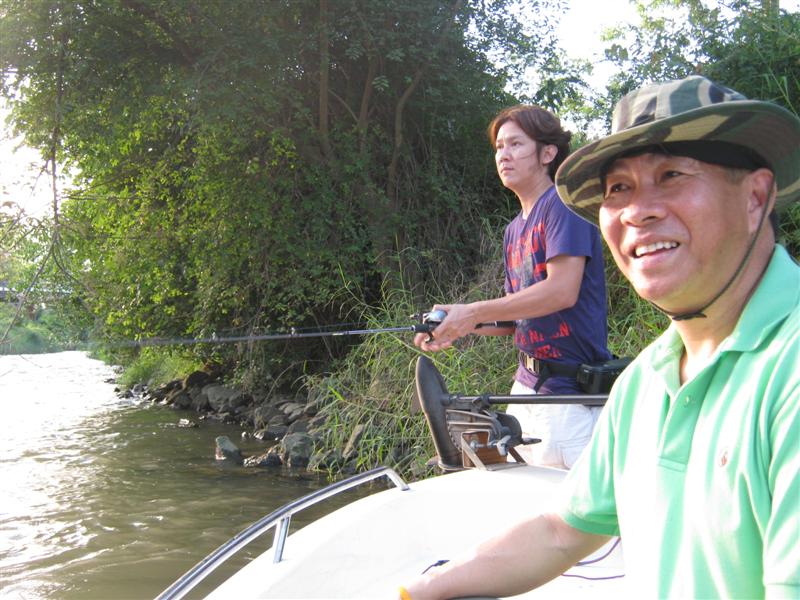 พี่คมสันวันนี้มาเป็นผู้ชมชั้นริงไซด์  แบบว่าเกาะขอบเรือเลย :laughing: