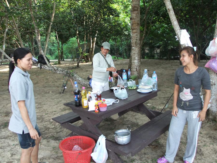 [b]หนึ่งพ่อครัว สองผู้ช่วย อร่อยชัวร