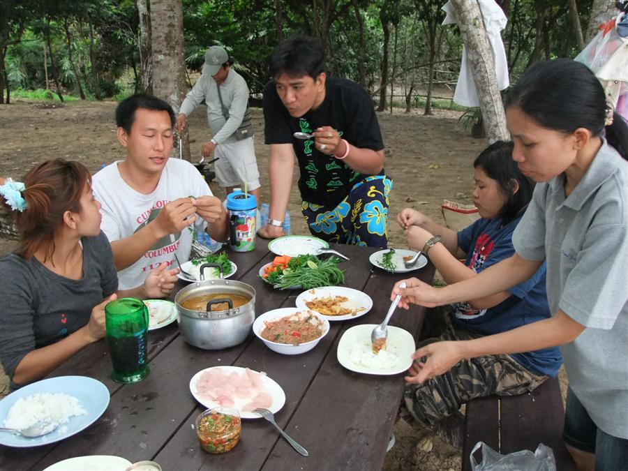 [b]ไม่นานนักเราก็ได้หม่ำ ต้มยำปลาสาก  ซาเซมิปลากระมง น้ำพริกกะปิ ไข่เจียว ผักกูดผัดน้ำมัน แจ่มสุดๆขอ