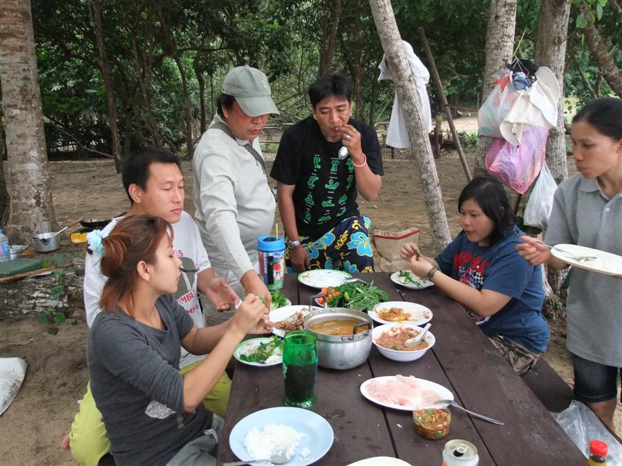 [b]ถึงกับ น้าลายใย๋เลยเย๋อ น้าเพชร [/b]  :laughing: :laughing: :laughing: :laughing: :laughing: :lau