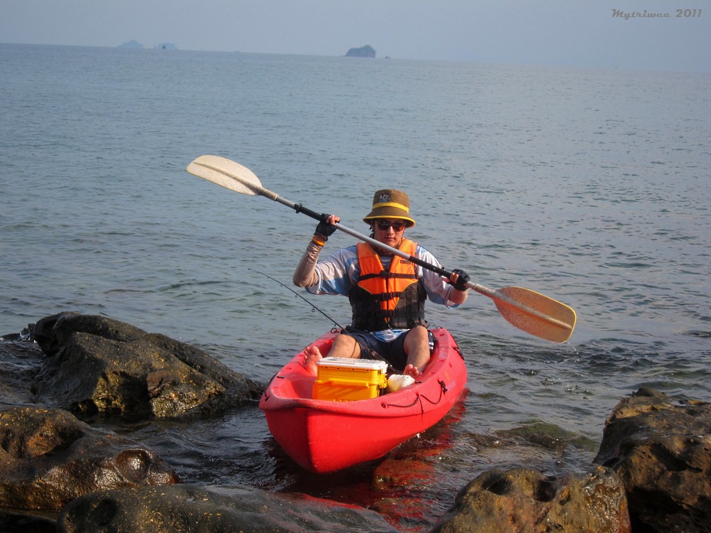 ตัดสินใจเช่าเรือ Kayak จากโรงแรมไปดีกว่า เผื่อเหยื่อตัวหมานติดหินจะได้ไปเก็บง่ายๆ :grin: