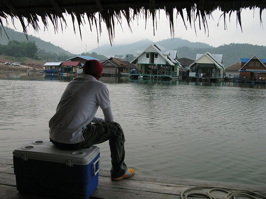 มานั่งรอเรือแต่เช้าเลย....แขกของผมขย