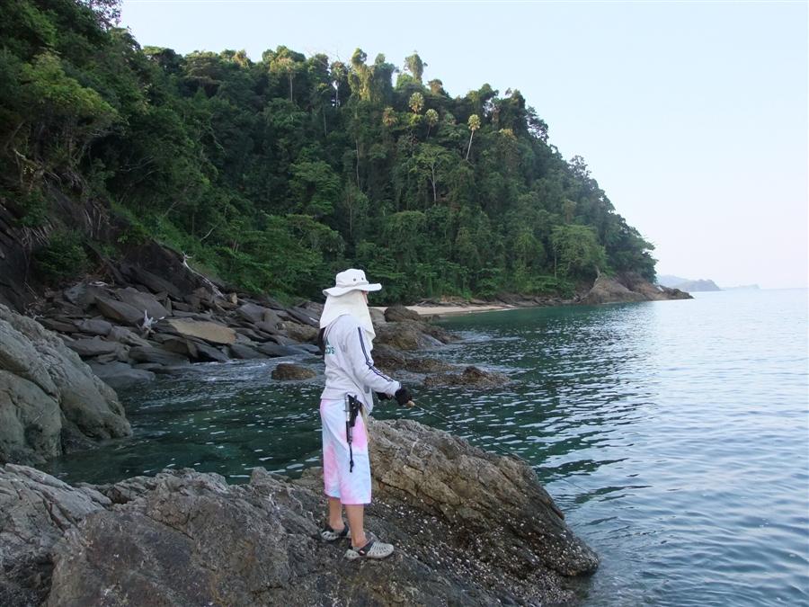 [b]ปรากฎว่าเงียบ เลยเดินต่อไปอีกหาดนึงครับ (ด้านหลังเกาะสวยมากครับ ขอบอก)[/b]
:love: :love: :love: 