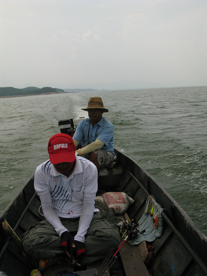 เริ่มเย็นแล้วลุงขาวก็เบนหัวเรือหาหมายใกล้ๆที่พัก......แต่ๆ :grin: :grin: :grin: