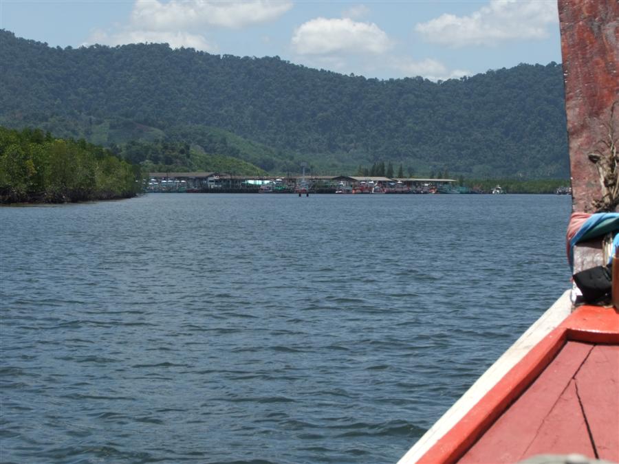 [b]วิ่งมาซักพัก ก็มองเห็นท่าเรือแล้ว
