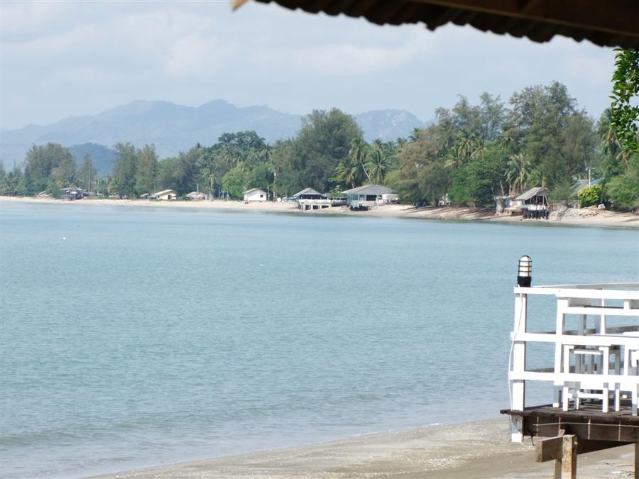 [b]หาดนี้สวยดีเน๊อะ น่าจะมีซักหลังนึ