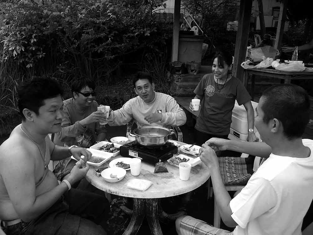 โต๊ะนี้ กลางน้ำ ทำหน้าที่ใช้แก๊สกระป๋อง  :laughing: :laughing: